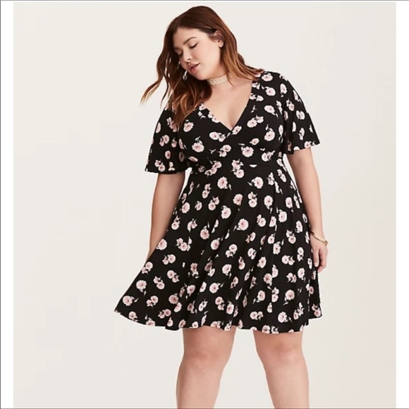 torrid Dresses & Skirts - Torrid Floral Print V Neck Flutter Sleeve Dress Size 2X  #T11
